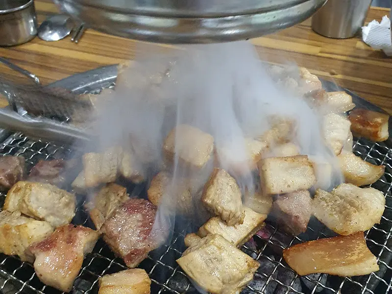 숯불 위에서 구워지는 흑돼지 근고기