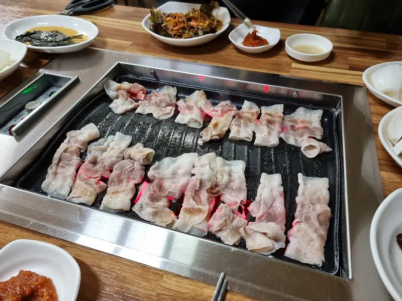 잘 구워진 대패삼겹살과 다양한 반찬들