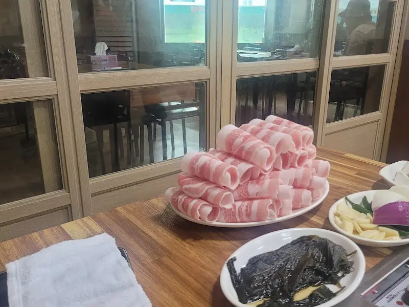 푸짐하게 쌓인 대패삼겹살