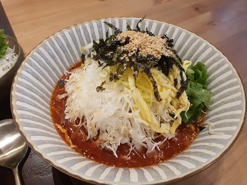 비빔국수의 화려한 비주얼