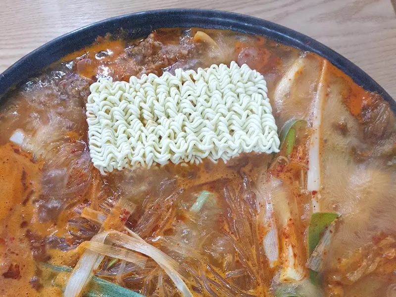 라면 사리 추가된 부대찌개