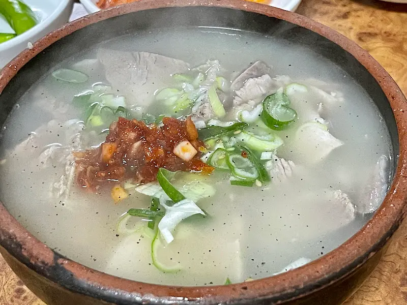 깔끔한 국물의 돼지국밥