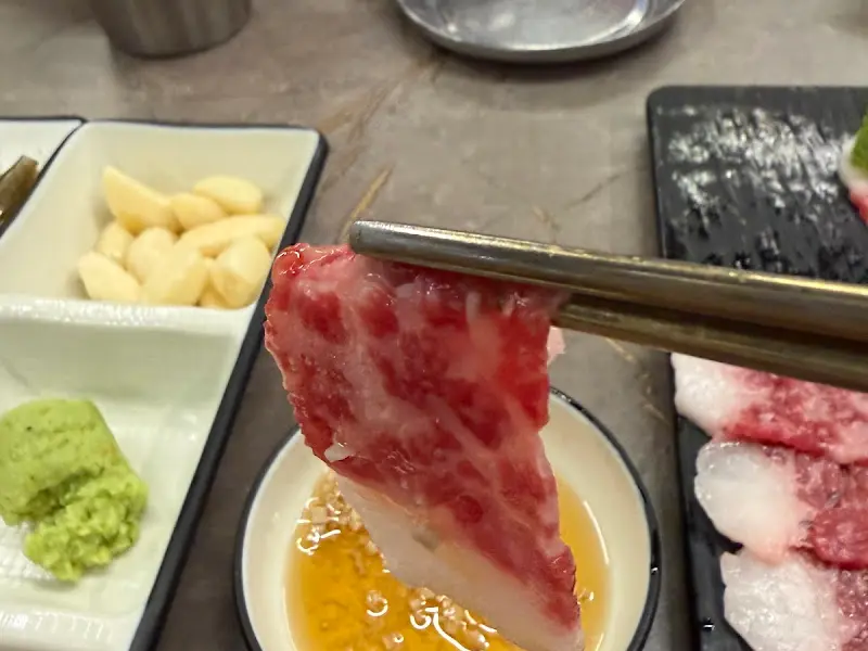 차돌박이 사시미 먹는 모습