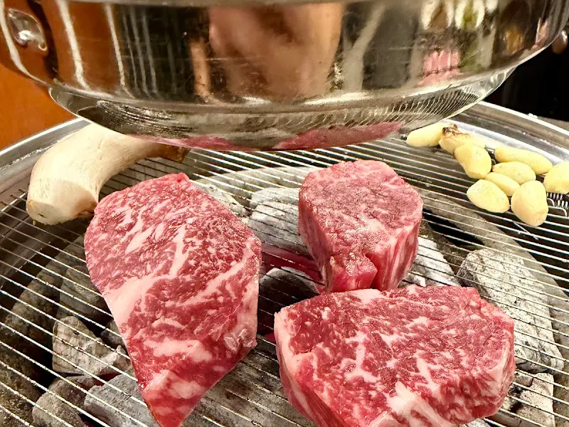 숯불에 구워지는 한우