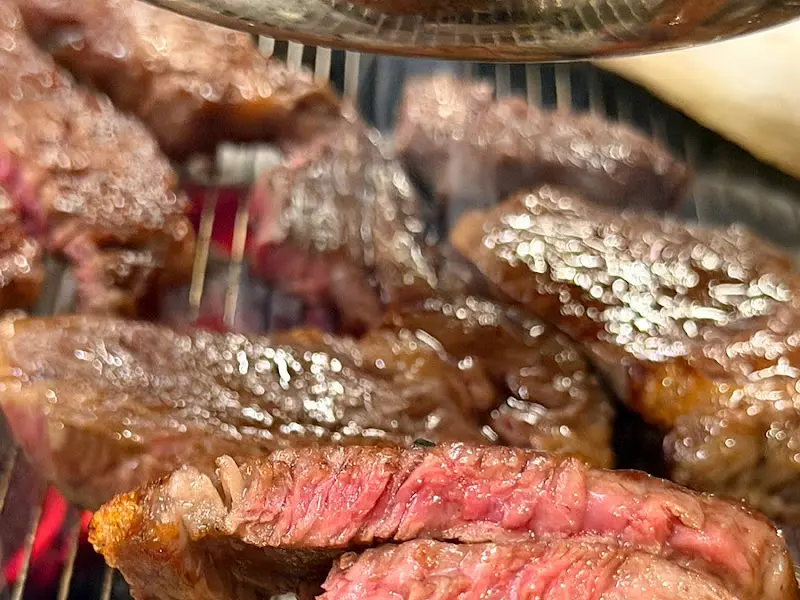 숯불 위에서 익어가는 고기