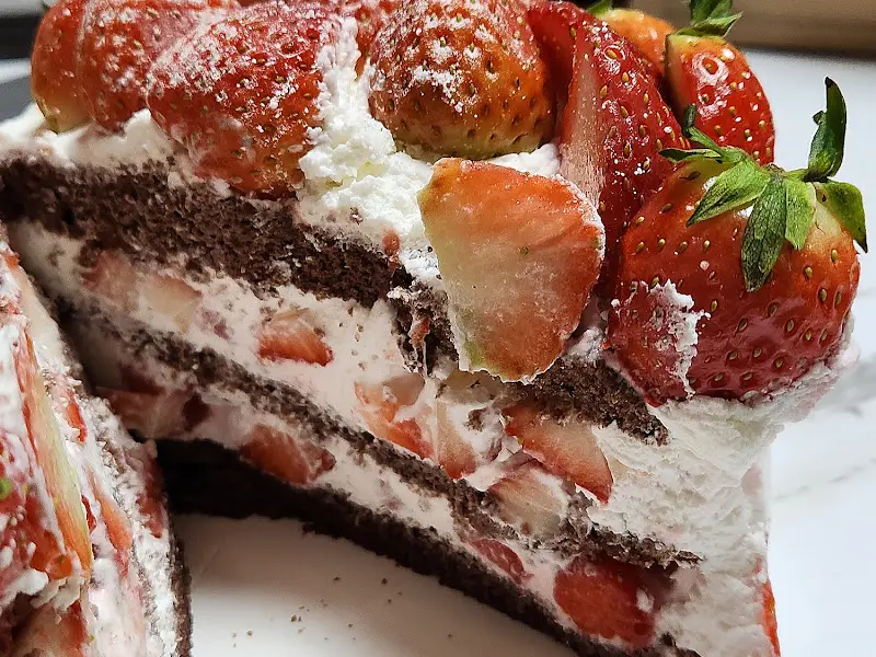 초코 시트 딸기 케이크 단면