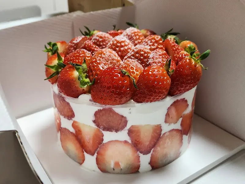 포장된 딸기 케이크 전체 모습