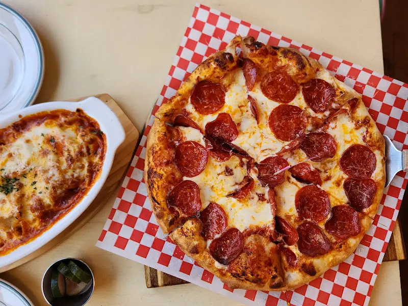 페퍼로니 피자와 오븐 파스타