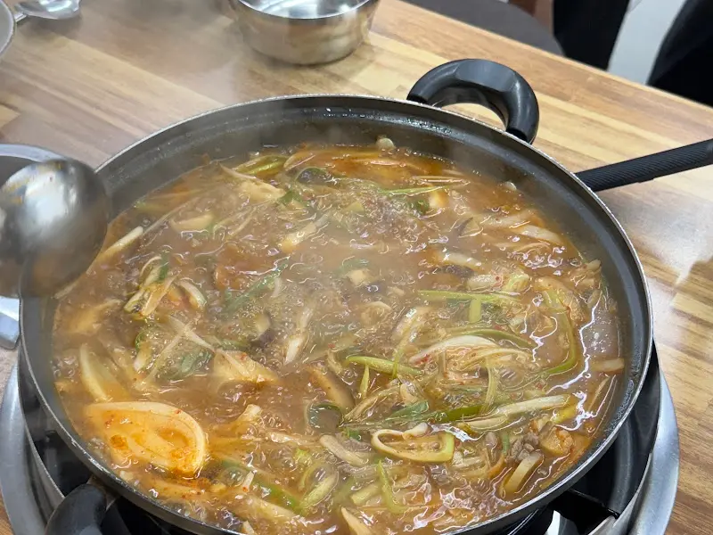 버섯찌개 국물 퍼먹기