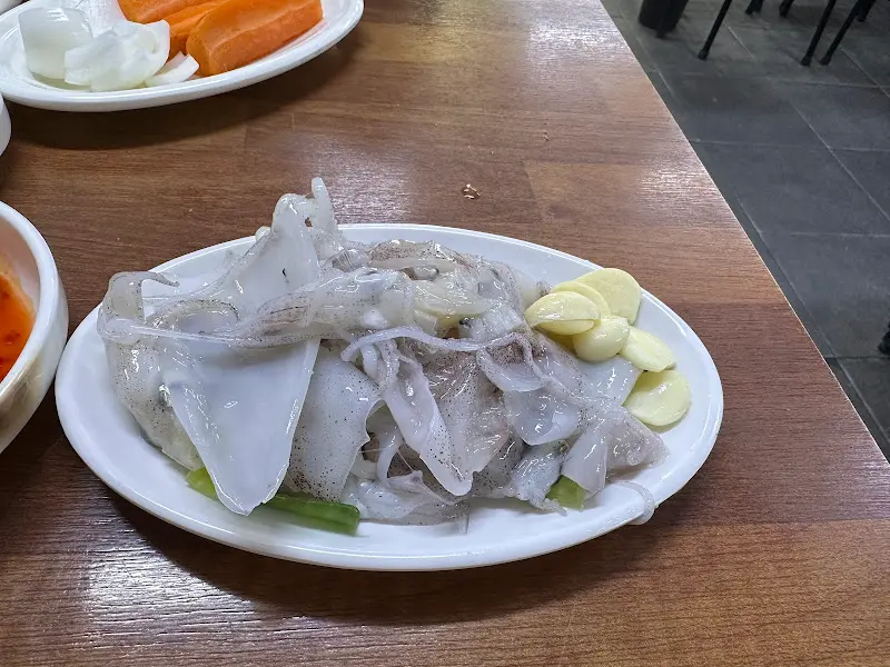 신선한 오징어와 마늘