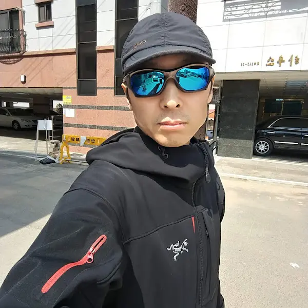 밝은 표정으로 사진을 찍은 여행객