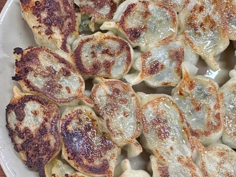 노릇하게 구워진 군만두