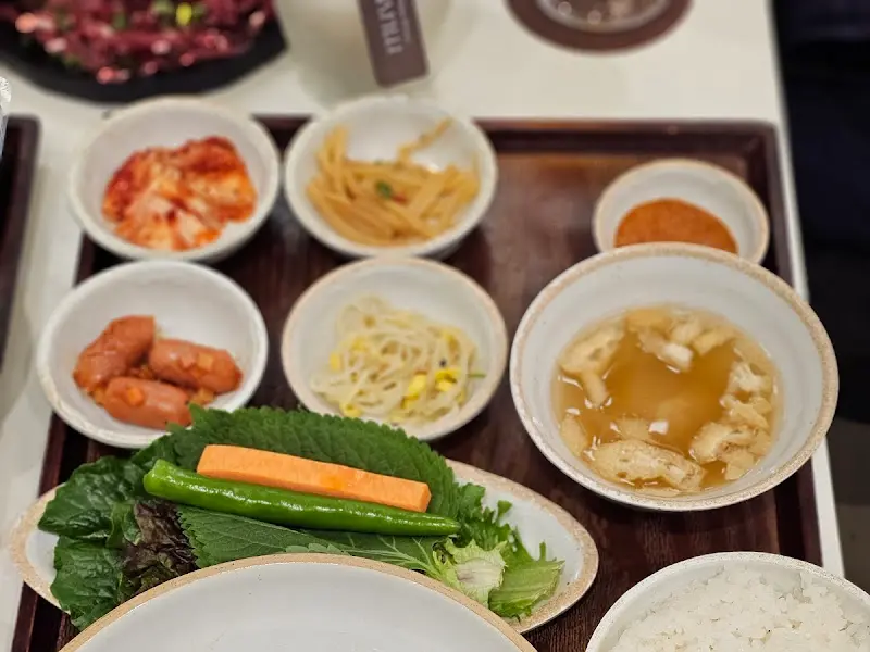 다채로운 반찬 구성