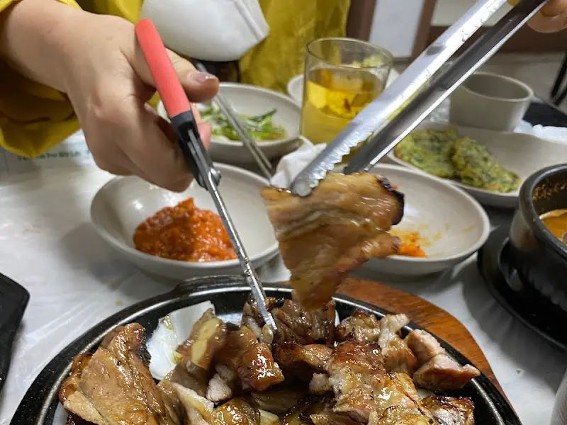 돼지갈비 자르는 모습