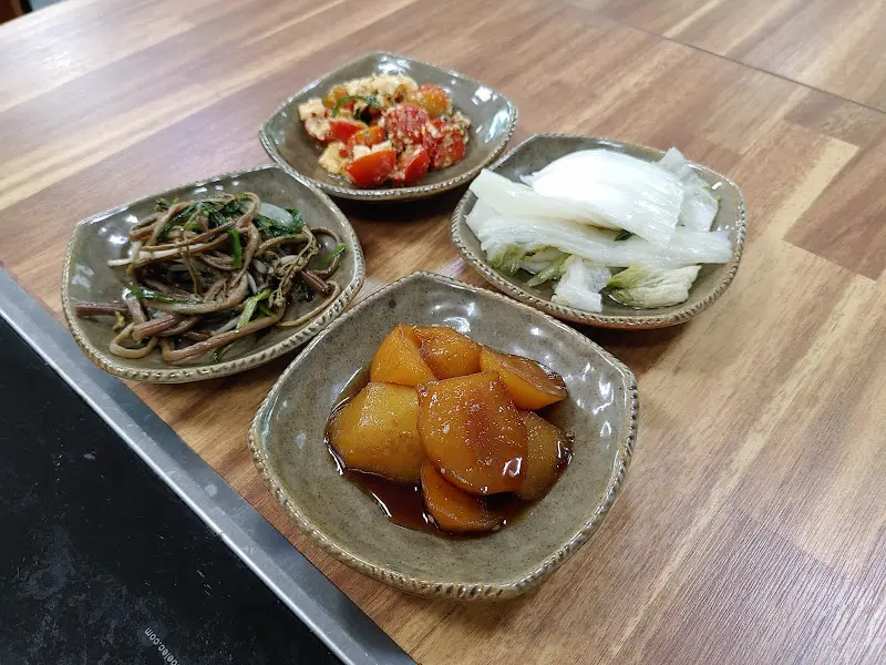 정갈한 밑반찬, 하나하나 손맛이 느껴진다