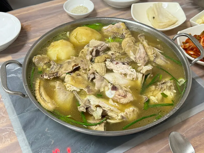 푸짐한 닭백숙
