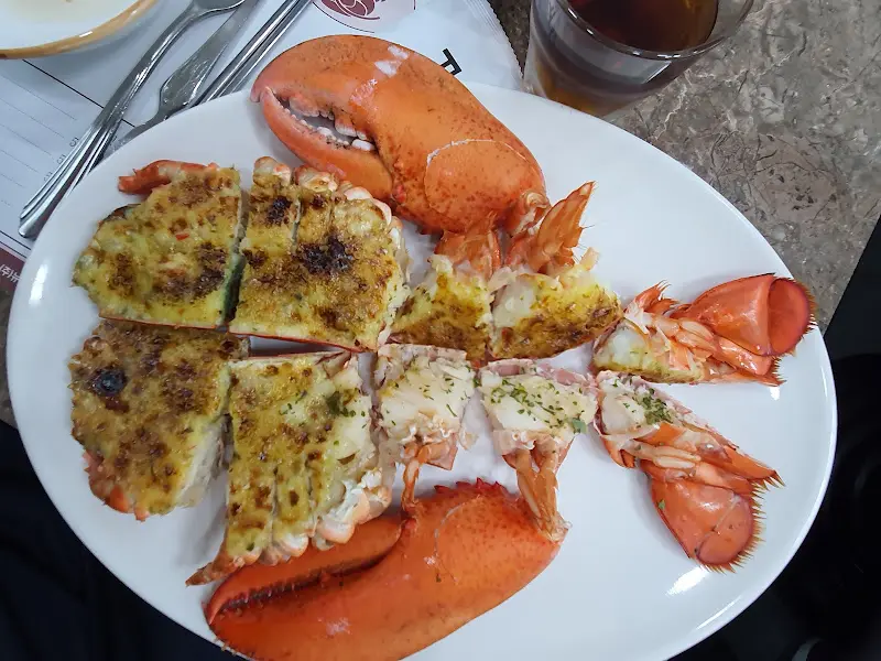 먹음직스러운 랍스터 버터구이와 양념구이