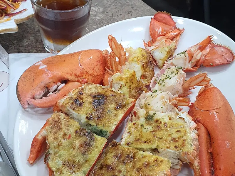 랍스터 살이 가득 찬 랍스터 요리