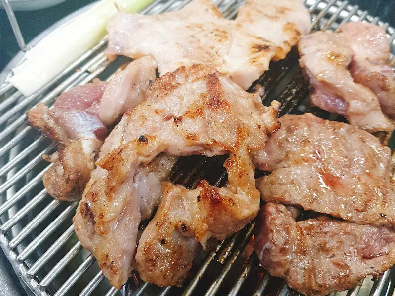 숯불 위에서 노릇하게 익어가는 뽈살과 하얀살