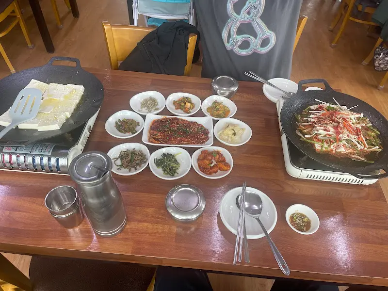 두부구이와 전골 한 상 차림