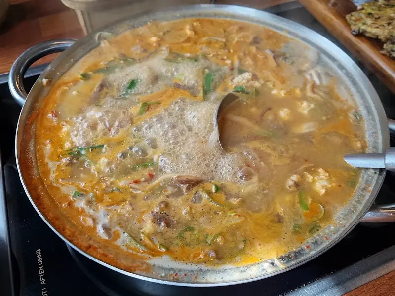 보글보글 끓고 있는 표고버섯한우전골