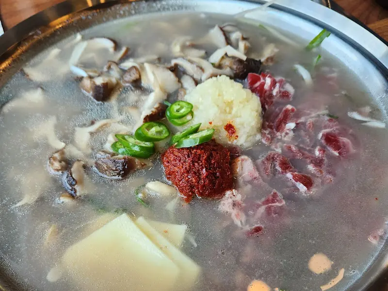 싱싱한 재료들이 가득한 표고버섯한우전골