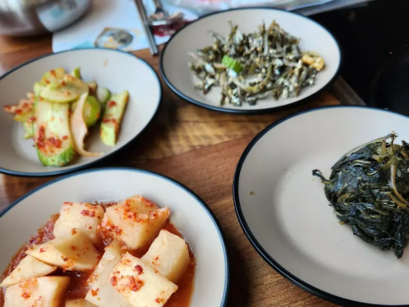 정갈하게 담겨 나온 밑반찬들