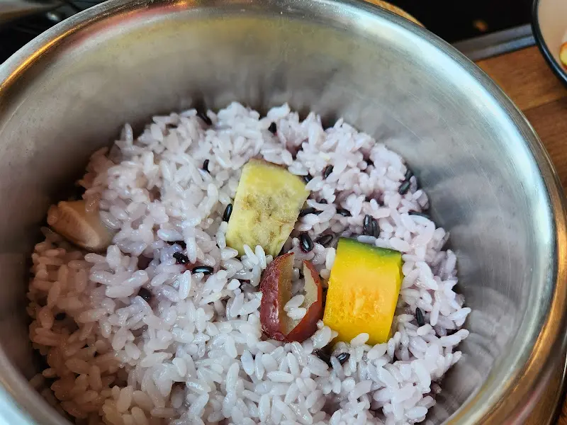 윤기가 자르르 흐르는 솥밥