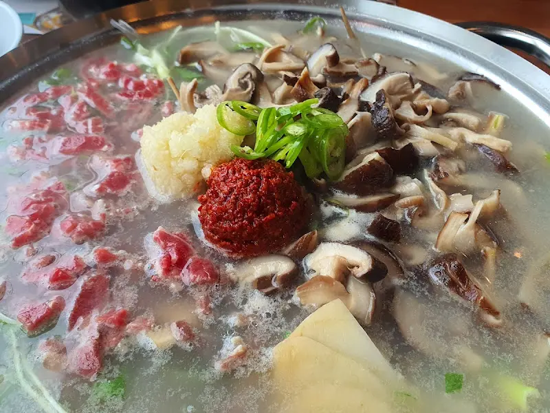 끓기 전의 맑은 표고버섯한우전골