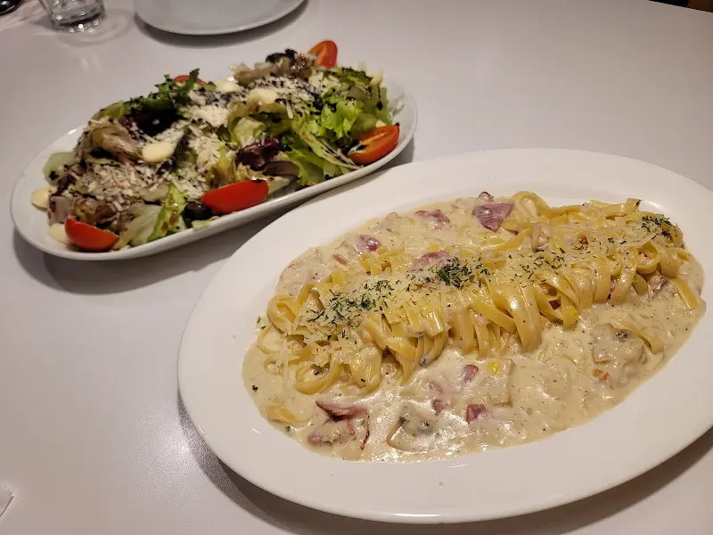 크림 파스타와 샐러드