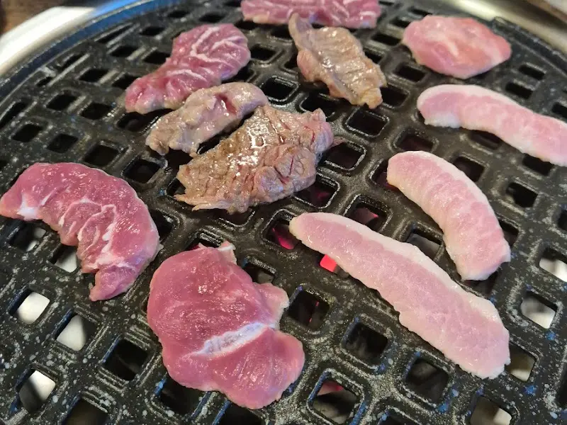 숯불 위에 구워지는 흑돼지