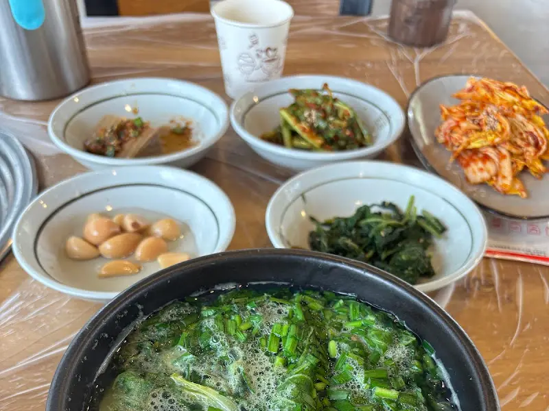 다슬기닭백숙과 밑반찬