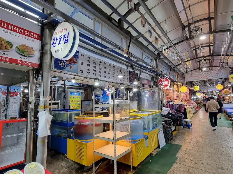 활기 넘치는 완도집 외부 전경