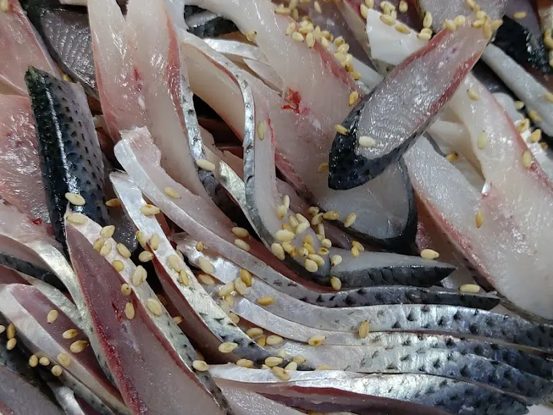 윤기가 흐르는 신선한 전어회