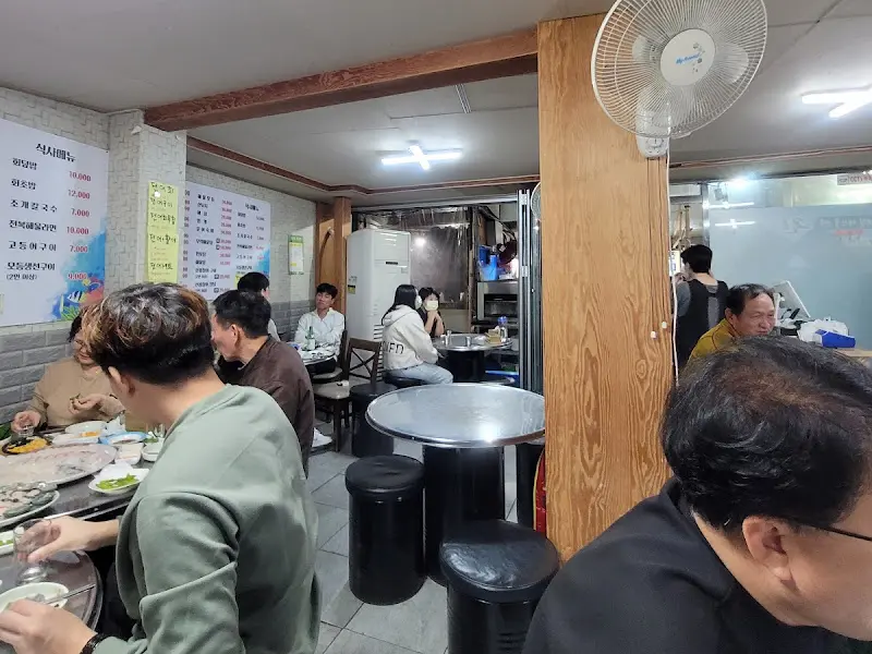 손님들로 북적이는 완도집 내부