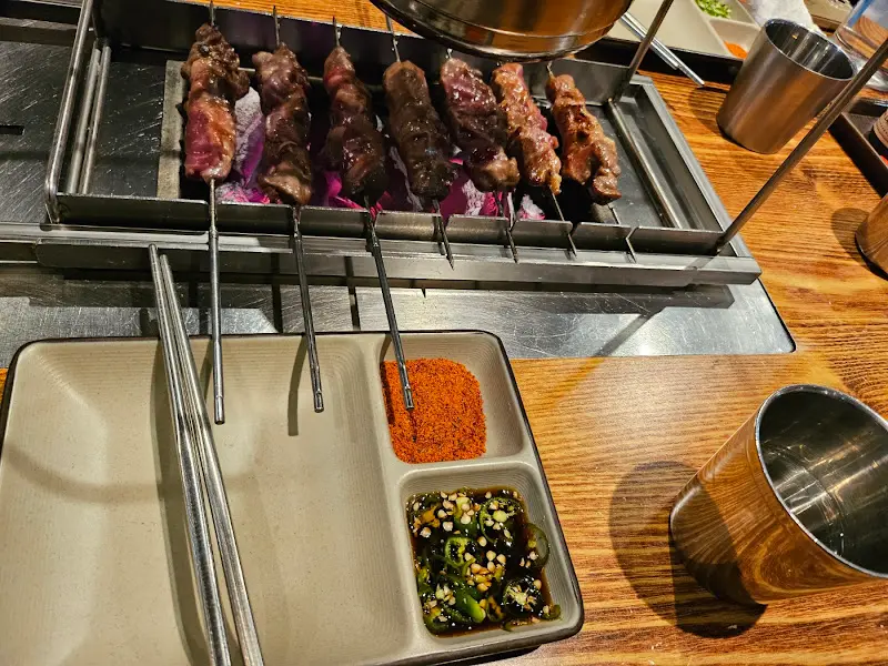 숯불 위에서 익어가는 두툼한 양꼬치