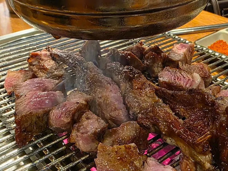 노릇하게 구워진 양갈비