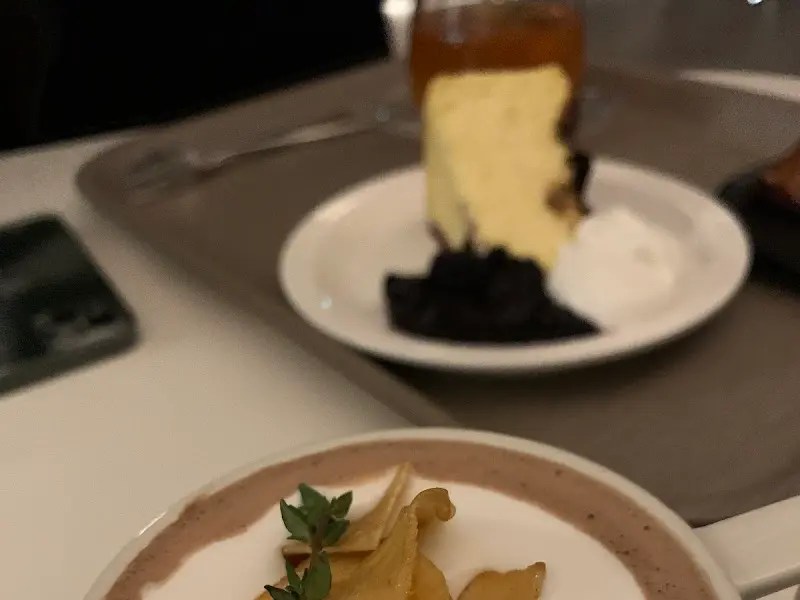 치즈 케이크와 초코 바나나 라떼