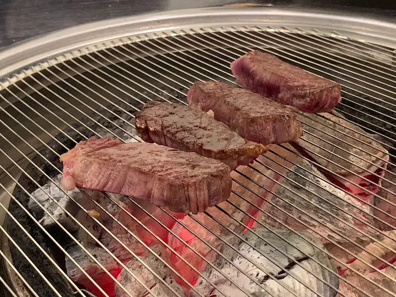 숯불에 구워지는 한우 등심