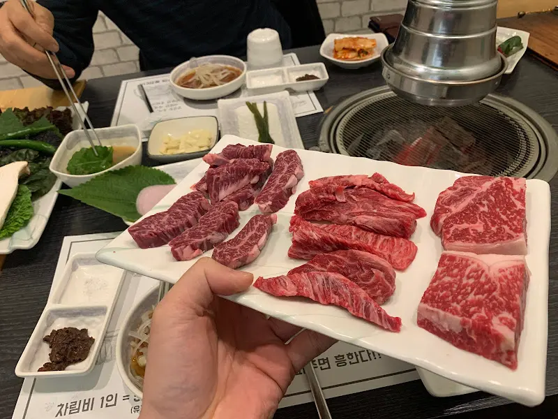 손님이 고기를 굽는 모습