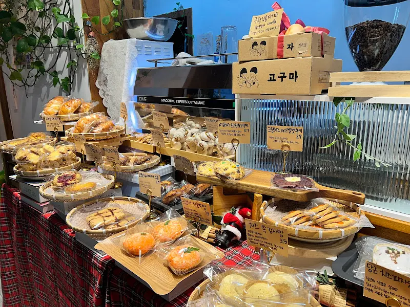 다양한 빵과 디저트가 진열된 쇼케이스