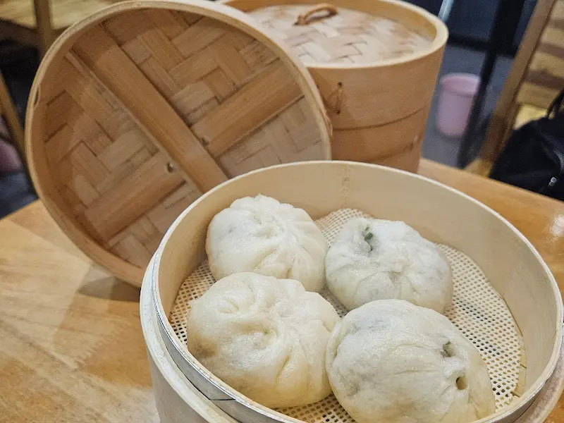 나무 찜기에 담겨 나온 찐만두