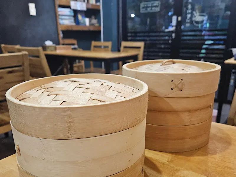 테이블 위에 놓인 찜통