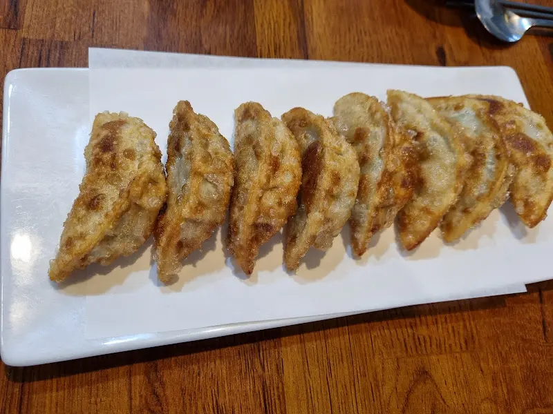 노릇하게 구워진 군만두