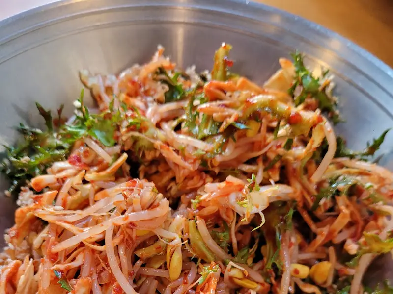 싱싱한 야채가 가득한 쫄면