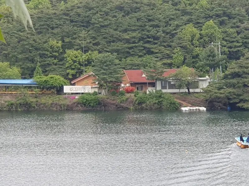 초평저수지와 식당 전경
