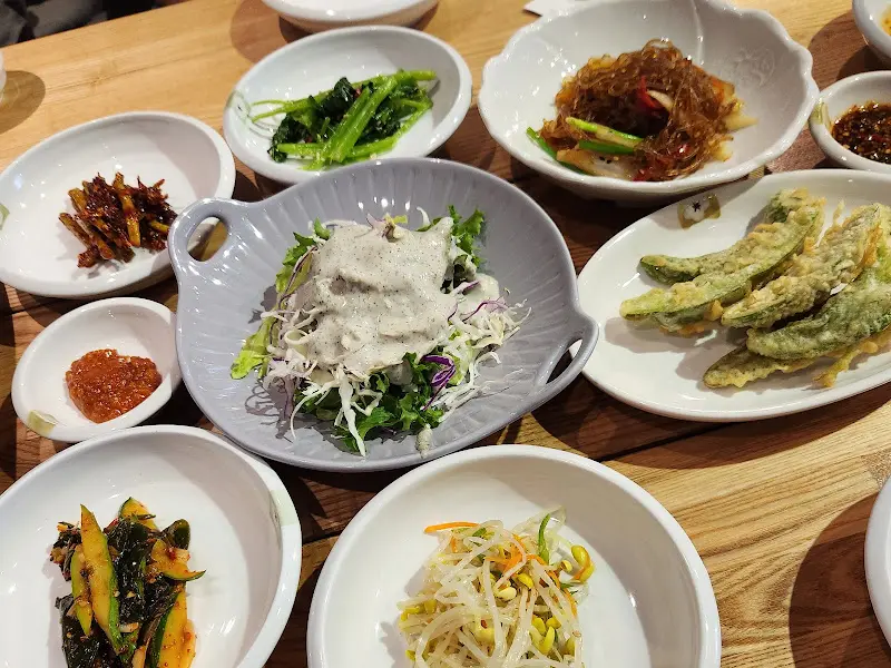 정갈하게 차려진 밑반찬