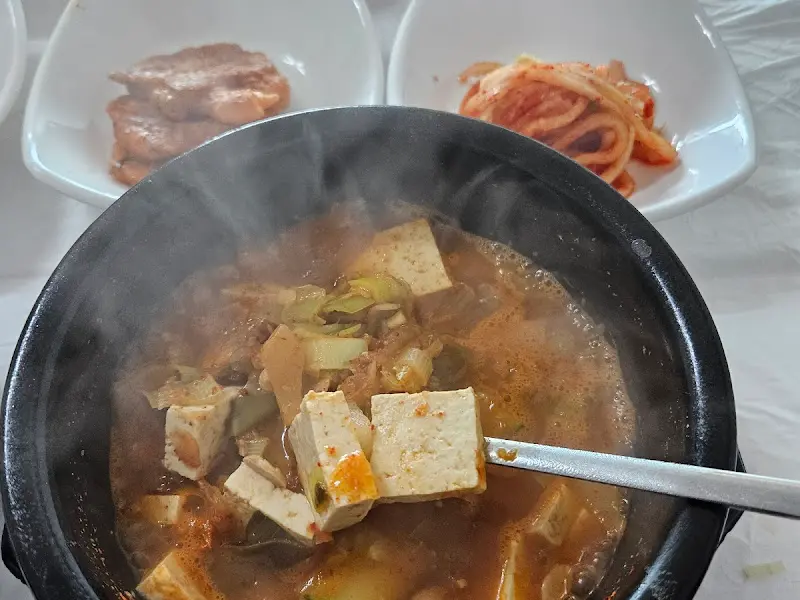보글보글 끓고 있는 된장찌개의 모습