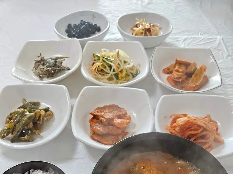 다양한 밑반찬과 된장찌개가 차려진 테이블
