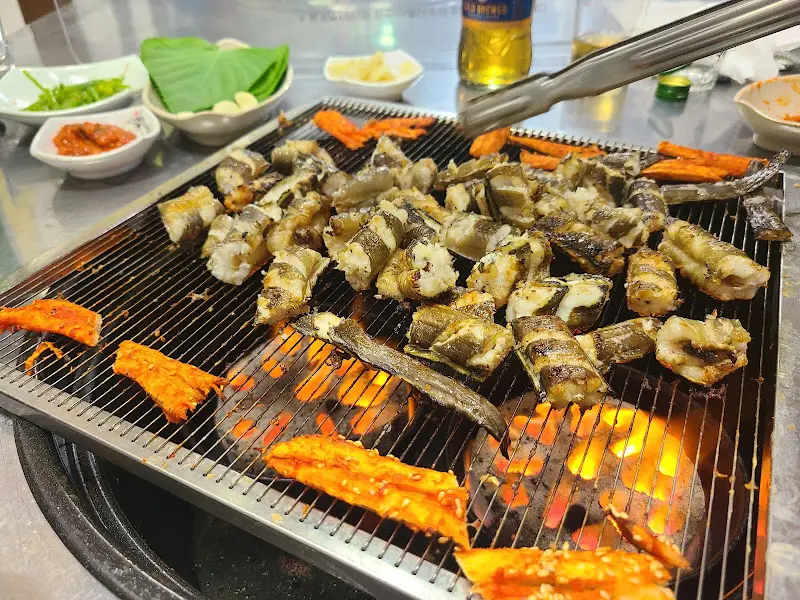 숯불 위에서 맛있게 익어가는 아나고 조각들